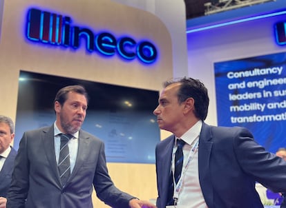 El ministro de Transportes, Óscar Puente, junto al presidente de Ineco, Sergio Vázquez.