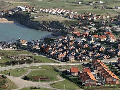 Varias urbanizaciones con sentencia firme de derribo en Liencres (Cantabria), en la playa de Cerrias.