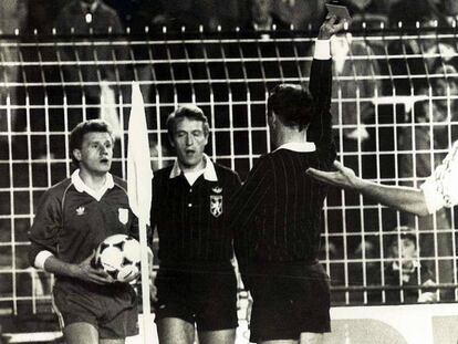 El árbitro Roger Schoeters expulsa a Damir Desnica en el Bernabéu en 1984.