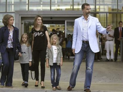 La reina, los pr&iacute;ncipes y las infantas, tras visitar al rey en el hospital.