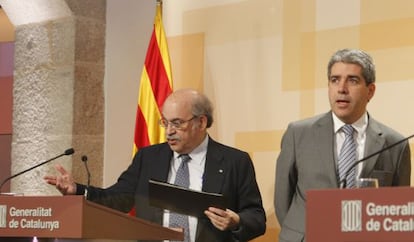 El consejero de Economía Andreu Mas-Colell, a la izquierda, junto al portavoz del Gobierno, Francesc Homs.