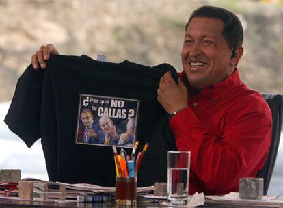 Hugo Chávez muestra en televisión la camiseta con el lema '¿por qué no te callas?' que le regaló el Rey