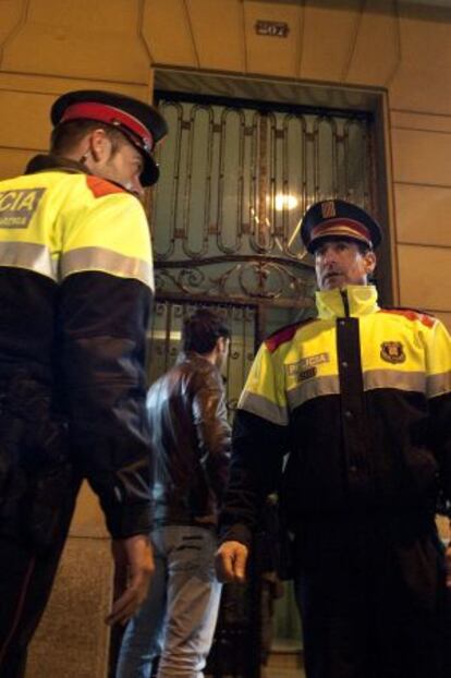 Dos agentes de los Mossos, el viernes ante la casa donde se produjo el triple asesinato.