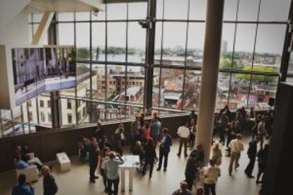 'Foyer' del nuevo complejo musical TivoliVredenburg, con vistas a la ciudad de Utrecht.