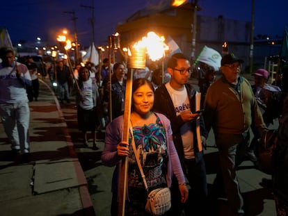 Simpatizantes del partido Movimiento Semilla marchan en Sumpango, Guatemala, el pasado 17 de agosto.