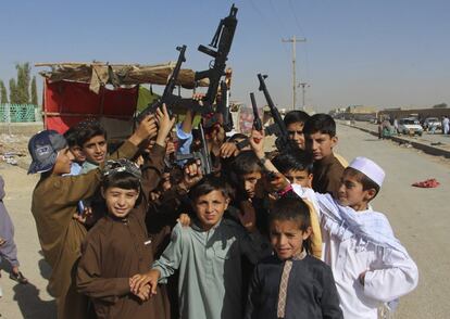 Niños juegan con armas de juguete durante las celebraciones del Eid al-Fitr en Quetta (Pakistán). Millones de musulmanes de todo el mundo celebran el comienzo del Uraza-Bairam o Eid al Fitr, festividad que marca el final del Ramadán, el mes de ayuno y meditación de los musulmanes. 
