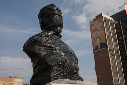 Un busto de Fermín Diez Canseco, un héroe militar que luchó en la Guerra del Pacífico, envuelto en plástico negro, en el Paseo de los Héroes en Lima, Perú, el sábado 21 de noviembre de 2020. El municipio de Lima por primera vez en 485 años tomó precauciones para proteger monumentos y estatuas históricas, mientras Perú estaba sumido en un torbellino de manifestaciones.