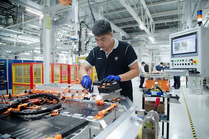 Producción de baterías para coches eléctricos en Tiexi (China).