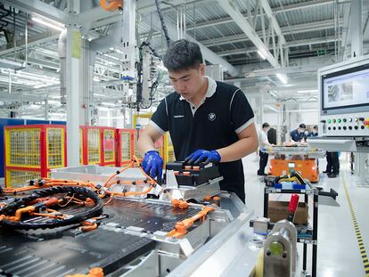 Producción de baterías para coches eléctricos en Tiexi (China).