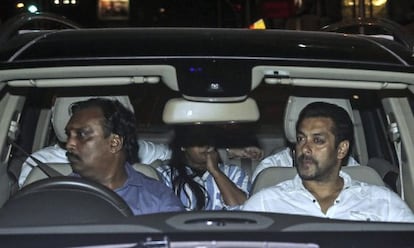 La megaestrella de Bollywood Salman Khan sale del juzgado en Bombay.