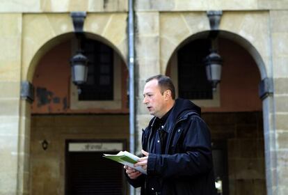 Juanjo Agirrezabala se dirige al acto político en la donostiarra Plaza de la Constitución.