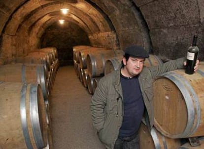 Benjamín Romeo, en la cueva en la que reposan sus mejores vinos, en San Vicente de la Sonsierra (La Rioja).