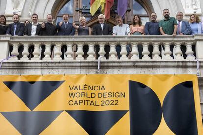 En el centro, el alcalde, Joan Ribó, y el presidente de la Generalitat, Ximo Puig, rodeado de concejales y diseñadores, este martes en Valencia. 