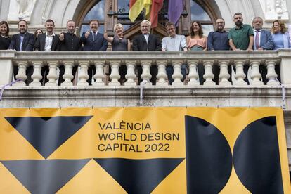 En el centro, el alcalde, Joan Ribó, y el presidente de la Generalitat, Ximo Puig, rodeado de concejales y diseñadores, este martes en Valencia.