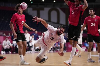 El francés Nikola Karabatic anota durante el partido de semifinales de balonmano masculino entre Francia y Egipto.