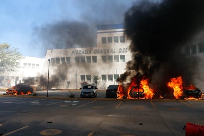 Estudiantes de la Normal Rural de Ayotzinapa incendiaron vehículos en la Fiscalía General de Guerrero, el 12 de marzo.