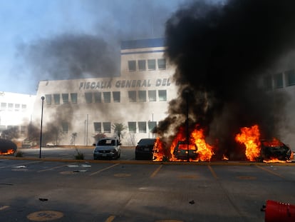 Estudiantes de la Normal Rural de Ayotzinapa incendiaron vehículos en la Fiscalía General de Guerrero, el 12 de marzo.