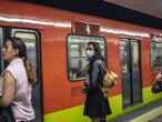 Una mujer usa mascarilla en el metro de la Ciudad de México. Los transportes públicos han sido foco de contagio en varios de los puntos más afectados, como Nueva York, en Estados Unidos, o Madrid.