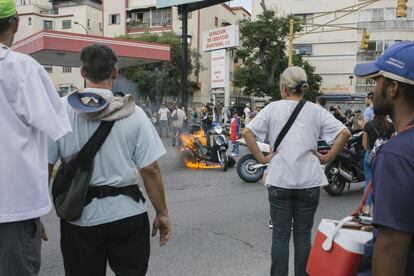 Una motocicleta se incendió accidentalmente al finalizar la marcha en avenida Victoria.