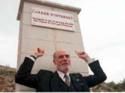 B S/N - (22/5/2000) - Color - Recibido por e-mail - Vinton G. Cerf, padre de internet, inaugura la calle que lleva su nombre en Tarragona - Foto : Josep Lluis Sellart -