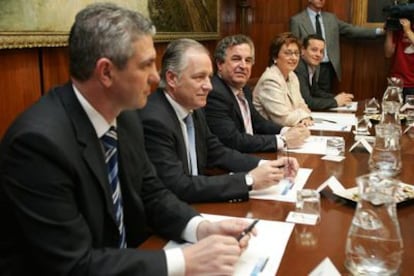 Reunión de los representantes de los partidos para negociar la composición de la gestora. En el centro, Salvador Pendón.