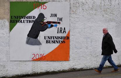 Un hombre en Londonderry (Irlanda del Norte) junto a un mural que exalta al Nuevo IRA.