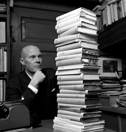 El escritor noruego Tarjei Vesaas, en su casa de Midtbo, Vinje, posa junto a casi todos sus libros.