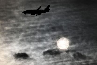 Un avión de pasajeros se aproxima al aeropuerto de Haneda, en Tokio (Japón).