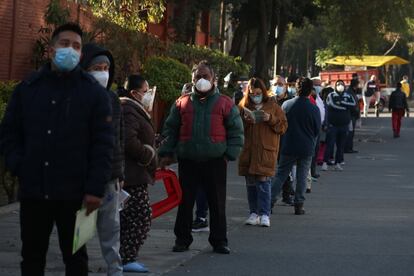 Las autoridades anunciaron el martes que se duplicar el nmero de pruebas que se aplican en Ciudad de Mxico, la zona ms densamente poblada y con el mayor nmero de casos del pas: ms de un milln desde el inicio de la pandemia.