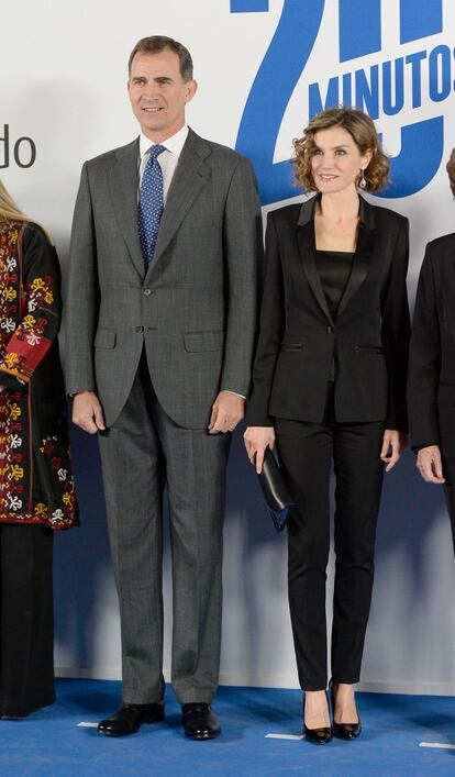 La reina Letizia eligió un esmoquin para asistir al XV aniversario del periódico '20 minutos', celebrado martes. La monarca luce un sobrio 'look' 'total black'