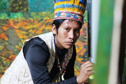 Aimema Uai, indígena amazónico, en su taller de pintura, en Bogotá, a mediados de julio.