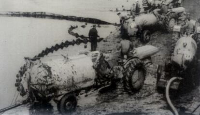 La marea negra tambi&eacute;n invadi&oacute; la costa gallega tras el siniestro del Urquiola, en 1976.