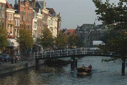 Uno de los canales de Leiden, ciudad de 116.000 habitantes donde nació Rembrandt el 15 de julio de 1606.
