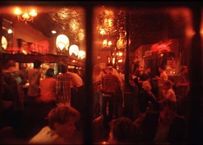 Decenas de personas toman copas en un <i>pub</i> de Londres.