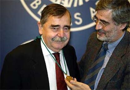 Eugenio Trías con Juan Miguel Hernández de León, tras recibir la medalla del Círculo de Bellas Artes.