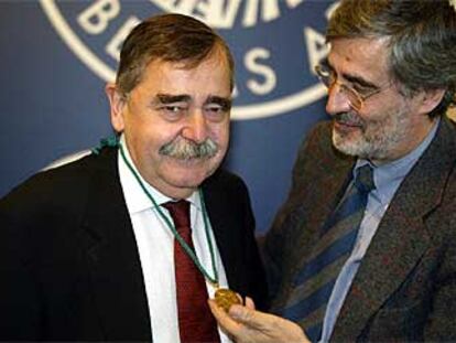 Eugenio Trías con Juan Miguel Hernández de León, tras recibir la medalla del Círculo de Bellas Artes.