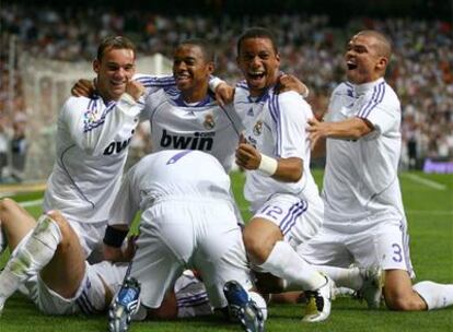 Sneijder, Robinho, Marcelo, Pepe y Raúl felicitan a Saviola tras el primer gol del Madrid.