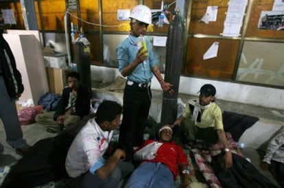 Hospital de campaña instalado en la mezquita de la Universidad de Salé, donde atienden a los heridos en los enfrentamientos entre partidarios y opositores al régimen del presidente Saleh.