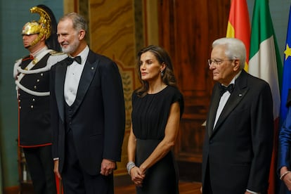 El rey Felipe VI y la reina Letizia posan junto al presidente de la Repblica Italiana, Sergio Mattarella.
