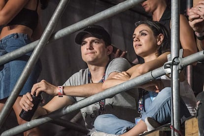 Ashton Kutcher y Mila Kunis en el concierto de Wiz Khalifadel festival Sziget en Budapest el pasado mes de agosto.