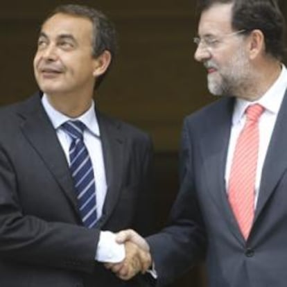 Zapatero y Rajoy, antes de un encuentro en Moncloa