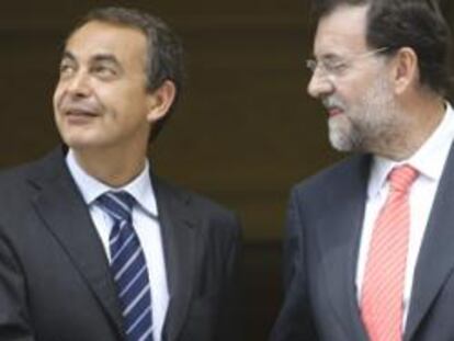 Zapatero y Rajoy, antes de un encuentro en Moncloa