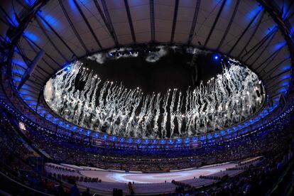 Fogos de artifício durante a cerimônia de encerramento dos Jogos Olímpicos da Rio 2016 no estádio do Maracanã no Rio de Janeiro.