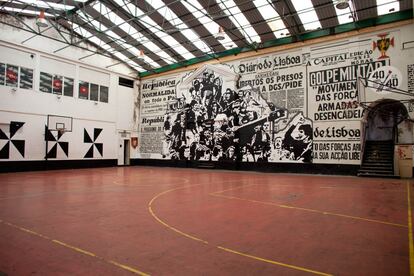 Interior del Ateneo Comercial, un viejo palacio con salones barrocos, un polideportivo y, de noche, lugar de copas.