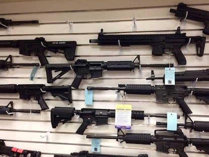 Rifles de estilo militar cuelgan en una pared de la tienda en la que el asesino de Orlando compr&oacute; sus armas