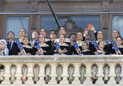 El balcón municipal con la corte de honor y los políticios Albert Rivera, Íñigo Errejón, Enric Morera y Ximo Puig en pasadas fiestas falleras.