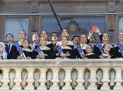 El balcón municipal con la corte de honor y los políticios Albert Rivera, Íñigo Errejón, Enric Morera y Ximo Puig en pasadas fiestas falleras. 