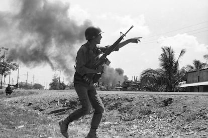 Un soldado de Vietnam del Sur hace gestos a un compañero durante una batalla en la Ruta 4 en Tan An, el 10 de abril de 1975.