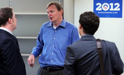 Jim Messina, center, was the campaign manager for the re-election of Barack Obama, pictured talking with reporters during a tour of the re-election headquarters, in May 2010 in Chicago.