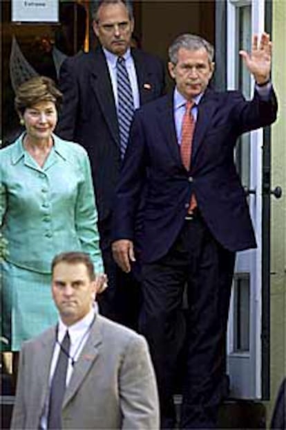George Bush y su esposa, Laura, a su regreso a Washington.